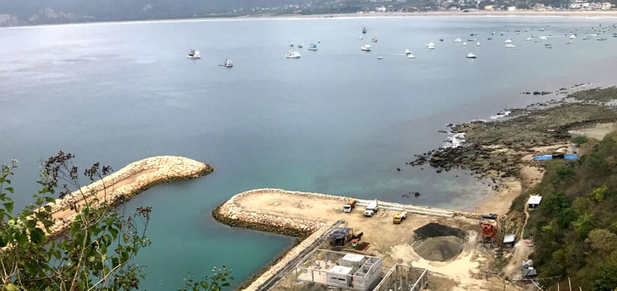 El muelle se construye en el extremo sur de la playa de Puerto L&oacute;pez, cerca del Parque Nacional Machalilla.