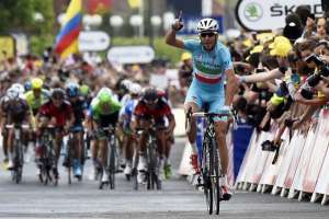 El competidor del equipo Astana logr&oacute; la primera posici&oacute;n del Tour. Foto: AFP