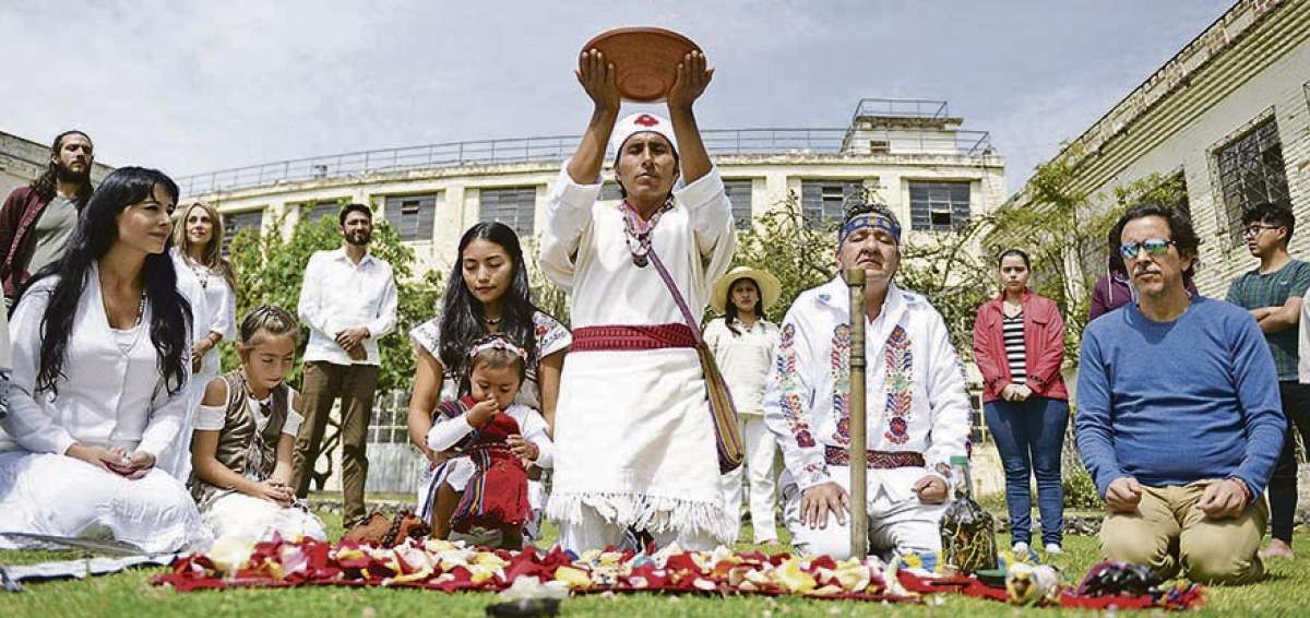 &Ntilde;aupany Puma, sacerdote inca, celebr&oacute; un ritual en el Parque Arqueol&oacute;gico Pumapungo, que se realiz&oacute; con el preestreno de su &uacute;ltima producci&oacute;n &ldquo;Las profec&iacute;as del Munay&rdquo; filmada en tres regiones de Ecuador.