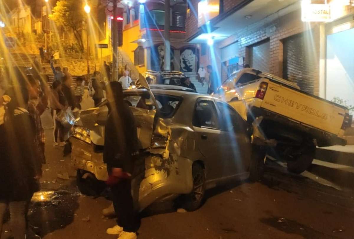 Cuenca: conductor de bus ebrio chocó 11 vehículos y dejó dos heridos