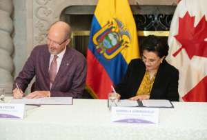 La canciller Gabriela Sommerfeld en la firma del acuerdo con el embajador canadiense Stephen Potter.