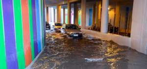 Varios pasos deprimidos como los de la avenida 12 de Octubre  se inundaron tras la fuerte lluvia