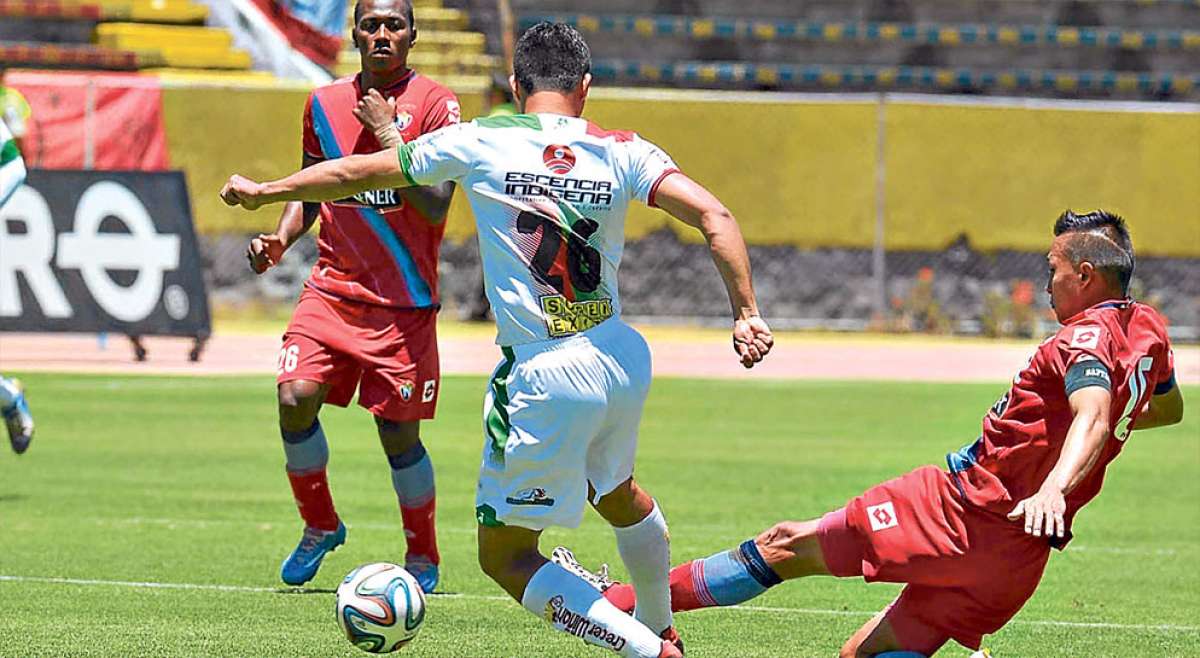 El volante ambate&ntilde;o V&iacute;ctor Mac&iacute;as (centro) remata ante la marca de los defensores de El Nacional, en el partido que Mushuc Runa perdi&oacute; su invicto. Foto: Santiago Aguirre / El Tel&eacute;grafo