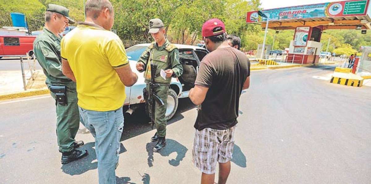 Los controles por parte del Ej&eacute;rcito bolivariano contin&uacute;an a lo largo de la l&iacute;nea de frontera. Foto: AFP