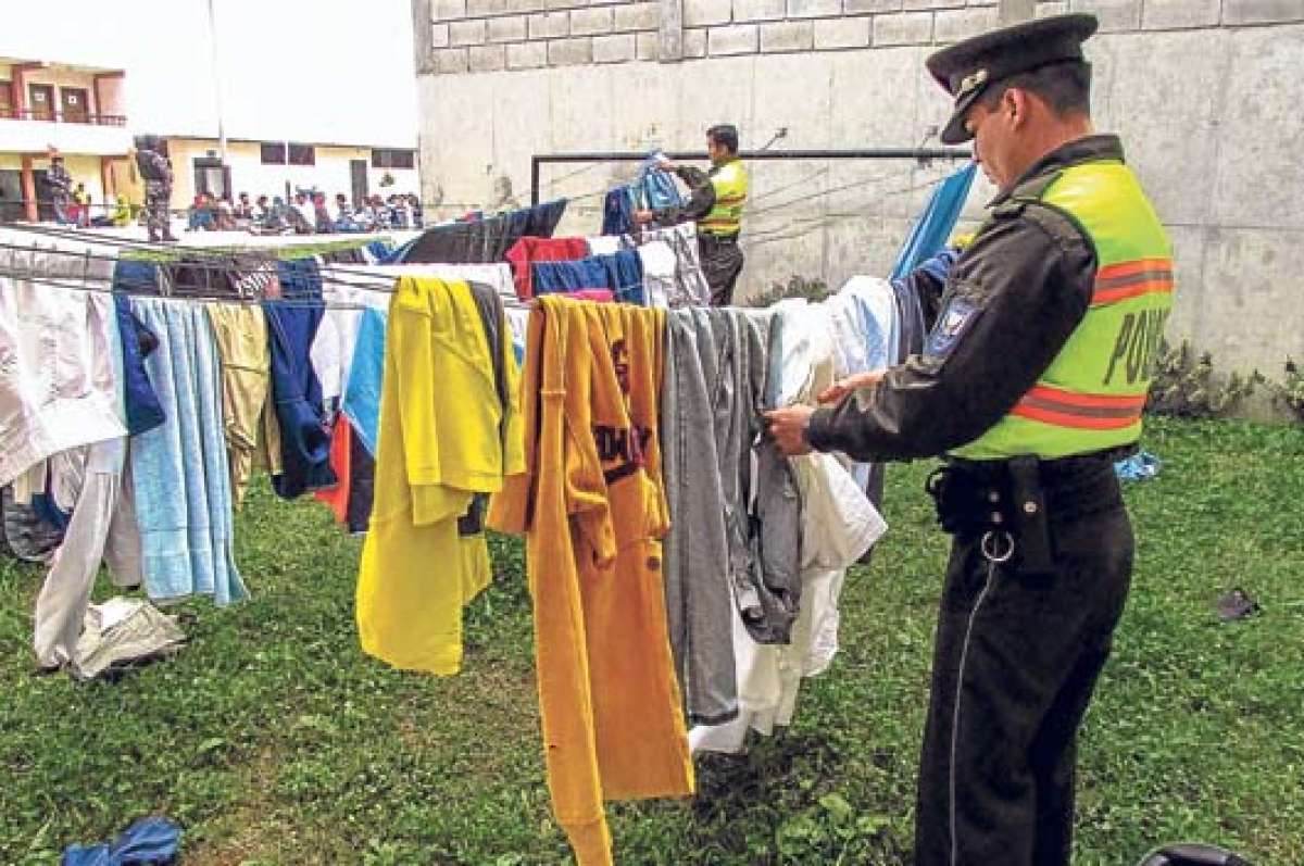 Polic&iacute;as realizaron un operativo de seguridad en el CAI de Cuenca