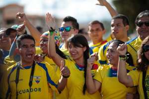Aficionados de la selecci&oacute;n ecuatoriana fueron a recibirla al aeropuerto de Brasilia. Foto: EFE