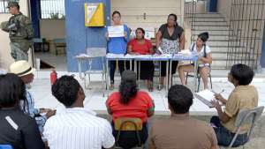 Autoridades de la delegaci&oacute;n provincial de Esmeraldas presentan los resultados de Muisne, cant&oacute;n que volvi&oacute; a las urnas el domingo pasado. Foto: Marco Salgado.
