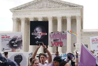Corte Suprema de EEUU resuelve que al aborto no sea legal y abre la permitir que los estados individuales regulen más fuertemente o incluso prohíban el procedimiento