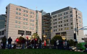 La prensa esperaba noticias en los exteriores del hospital Ronald Reagan de Los Angeles, donde el actor recibe atenci&oacute;n. Foto: AFP