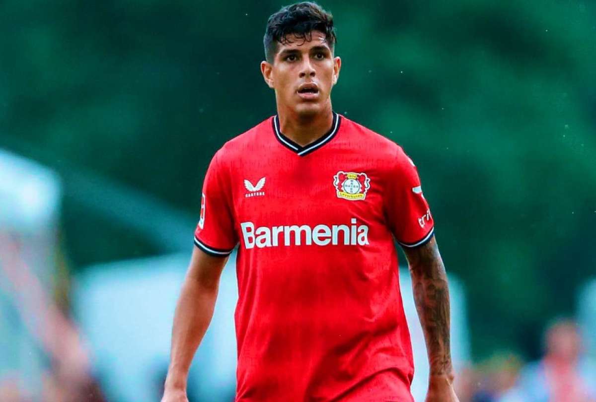 El zaguero Piero Hincapié mantiene la titularidad con el Bayer Leverkusen en este arranque de temporada.