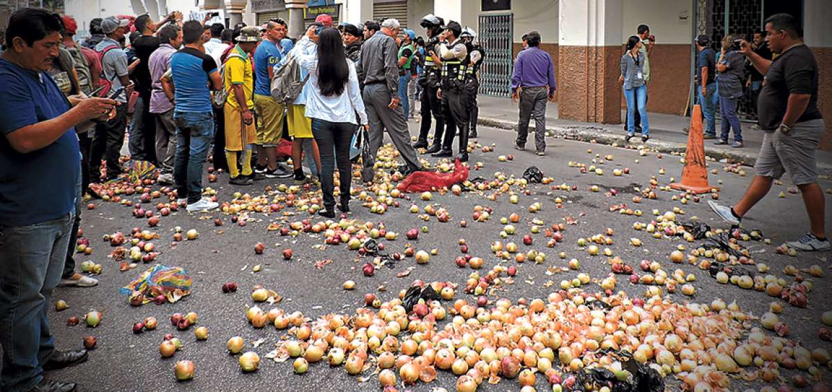 M&aacute;s de 100 productores lanzaron sacos de cebolla a las afueras de la Gobernaci&oacute;n de Manab&iacute;. Entregaron un manifiesto al intendente provincial.