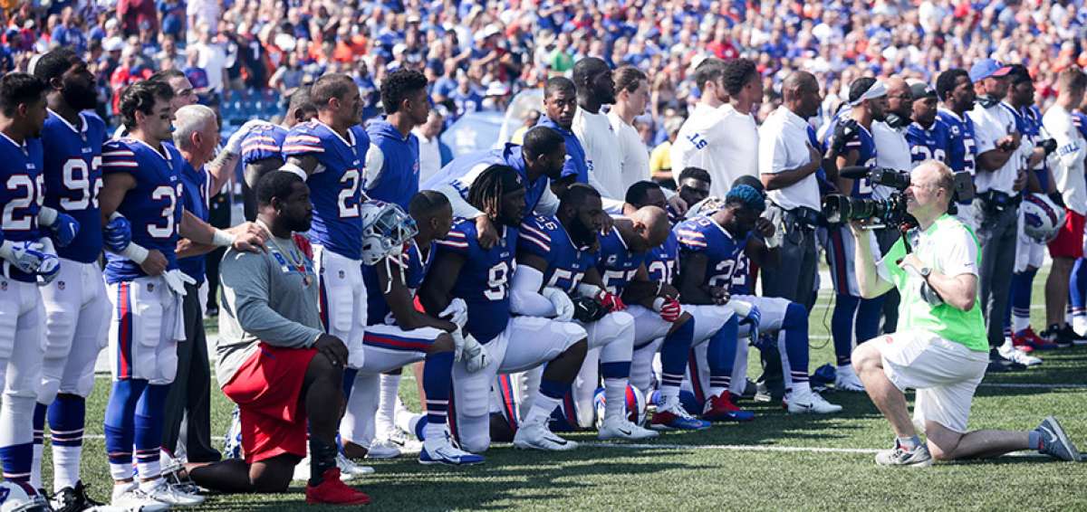 Los jugadores de Buffalo Bills se arrodillan durante el himno de EE.UU. antes deL partido ante Denver Broncos.   