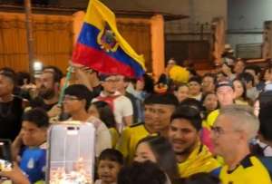 Hinchas gritan &quot;Fuera Beccacece&quot; en el banderazo de Ecuador