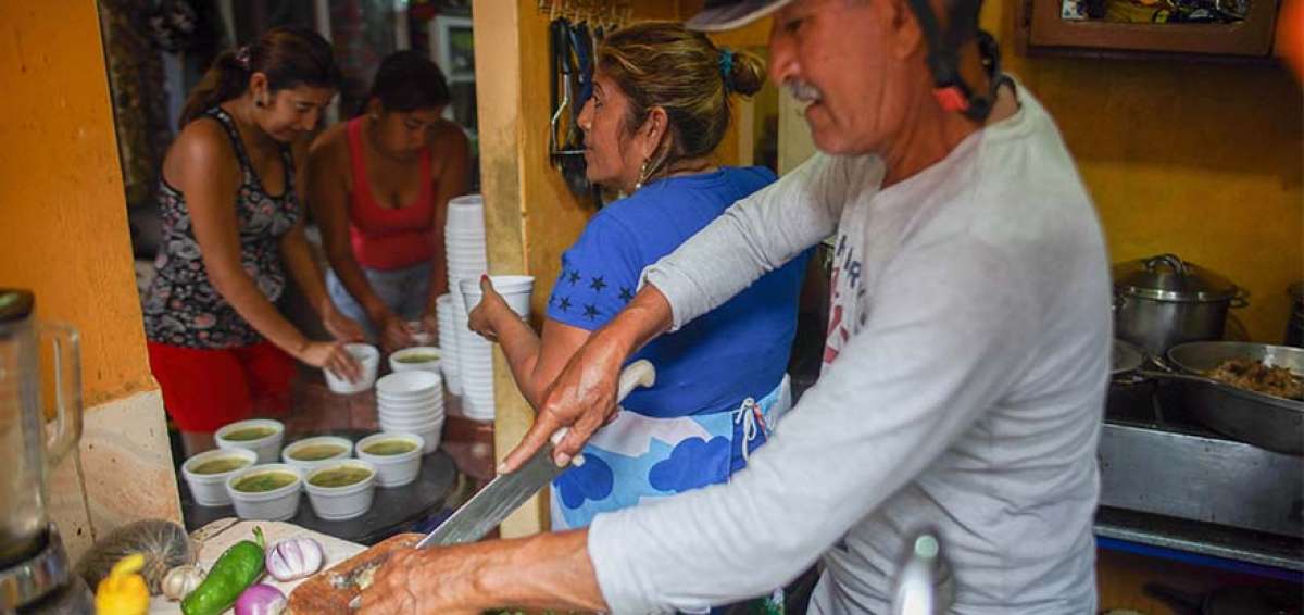 Las labores en la cocina de la casa de los Alvarado Trivi&ntilde;o empiezan a las 06:00. Do&ntilde;a Esther cocina; su esposo, Carlos, reparte, y sus hijas (Mayra y Magaly) ayudan a servir.