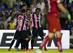 Ronaldinho (c.) celebra junto a sus compa&ntilde;eros uno de los goles del Quer&eacute;taro. Foto: AFP