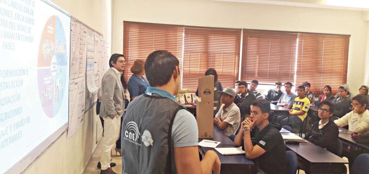 Las autoridades de la Delegaci&oacute;n Electoral del Guayas supervisan la capacitaci&oacute;n en las universidades.
