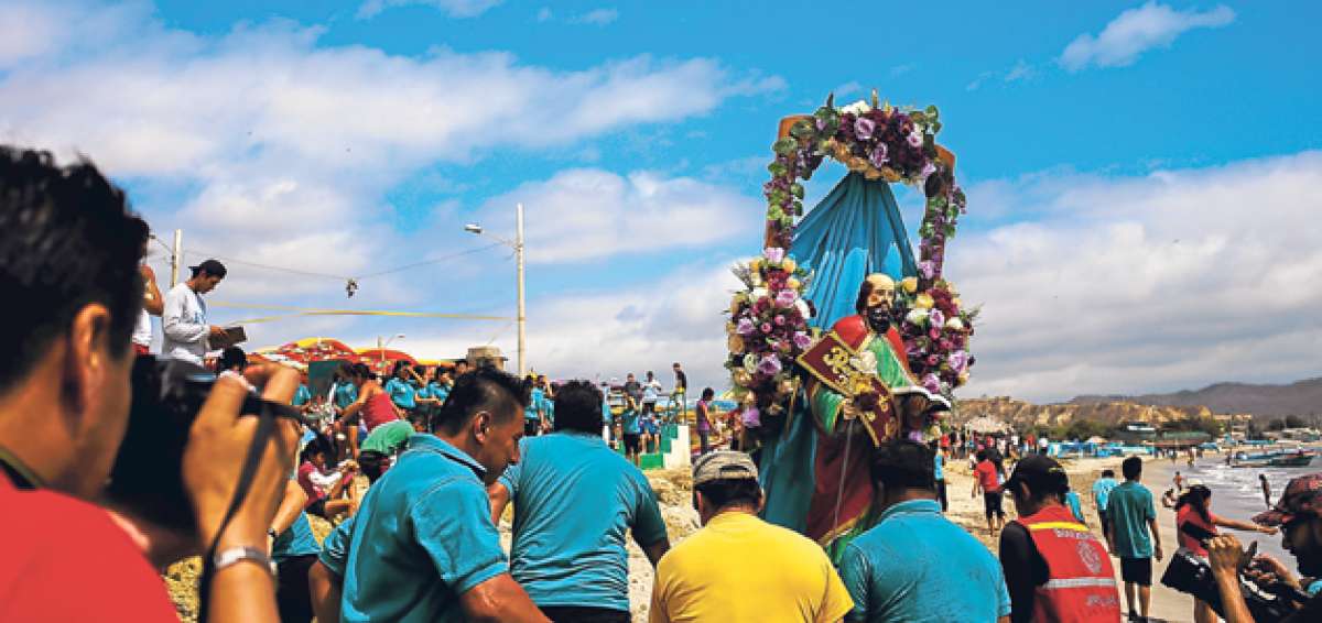Las im&aacute;genes de san Pedro y san Pablo son sacadas de la iglesia de la localidad y son subidas en las embarcaciones para procesi&oacute;n. Foto: Rodolfo P&aacute;rraga / El Tel&eacute;grafo