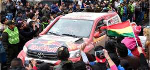 El piloto qatar&iacute; Nasser Al-Attiyah, de Toyota, conduce su auto a trav&eacute;s de La Paz, donde fue recibido por miles de simpatizantes de la capital boliviana.