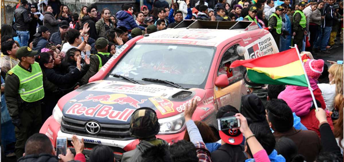 El piloto qatar&iacute; Nasser Al-Attiyah, de Toyota, conduce su auto a trav&eacute;s de La Paz, donde fue recibido por miles de simpatizantes de la capital boliviana.