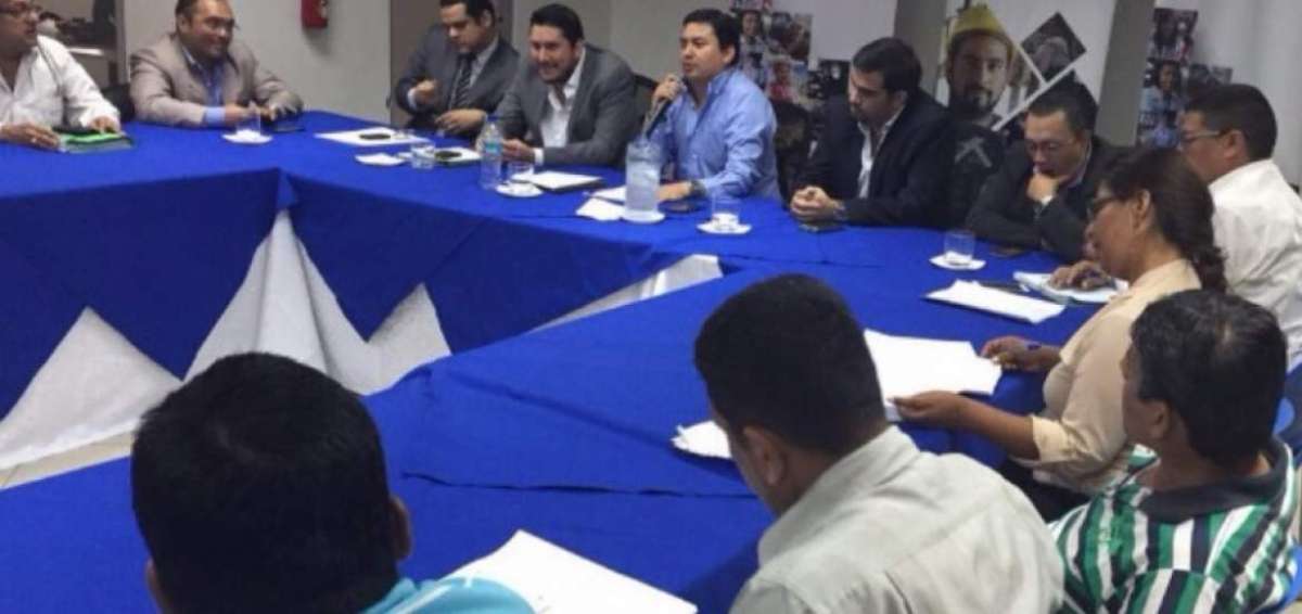 El ministro del Trabajo, Leonardo Berrezueta, se reuni&oacute; este lunes con representantes de los extrabajadores de la hacienda La Clementina.
