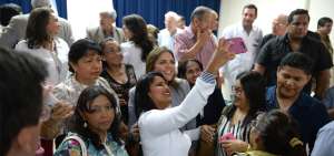 La vicepresidenta de la Rep&uacute;blica, Mar&iacute;a Alejandra Vicu&ntilde;a, comparti&oacute; con los m&eacute;dicos que integran la Unidad de Trasplante y pacientes del nosocomio.