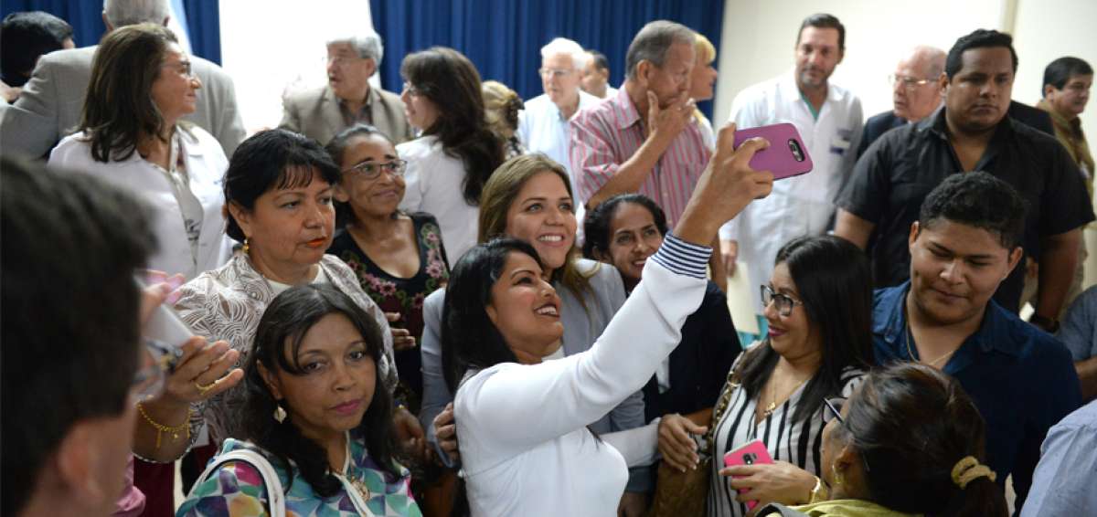 La vicepresidenta de la Rep&uacute;blica, Mar&iacute;a Alejandra Vicu&ntilde;a, comparti&oacute; con los m&eacute;dicos que integran la Unidad de Trasplante y pacientes del nosocomio.