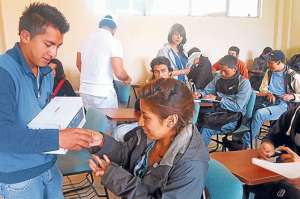 La campa&ntilde;a de solidaridad empez&oacute; puertas adentro en la Espoch. Compa&ntilde;eros de los afectados recogen dinero en las aulas. Foto: Elizabet Maggi para El Tel&eacute;grafo