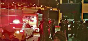 Un veh&iacute;culo de Medicina Legal ingres&oacute; a la c&aacute;rcel Regional, en Guayaquil, para hacer el levantamiento del cad&aacute;ver de William Poveda. 