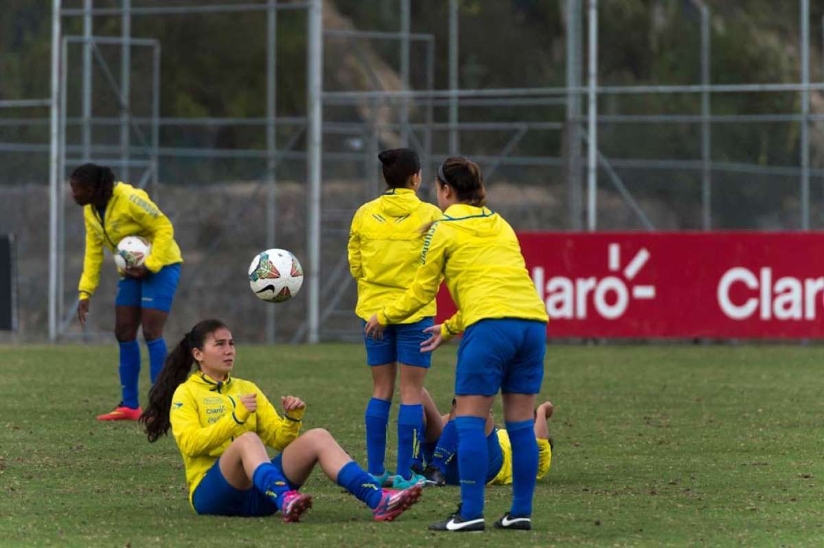La defensa Ligia Moreira (izq.) continuar&aacute; de capitana en la selecci&oacute;n femenina, rol que asumi&oacute; desde la Copa Am&eacute;rica. Foto: John Guevara / El Tel&eacute;grafo