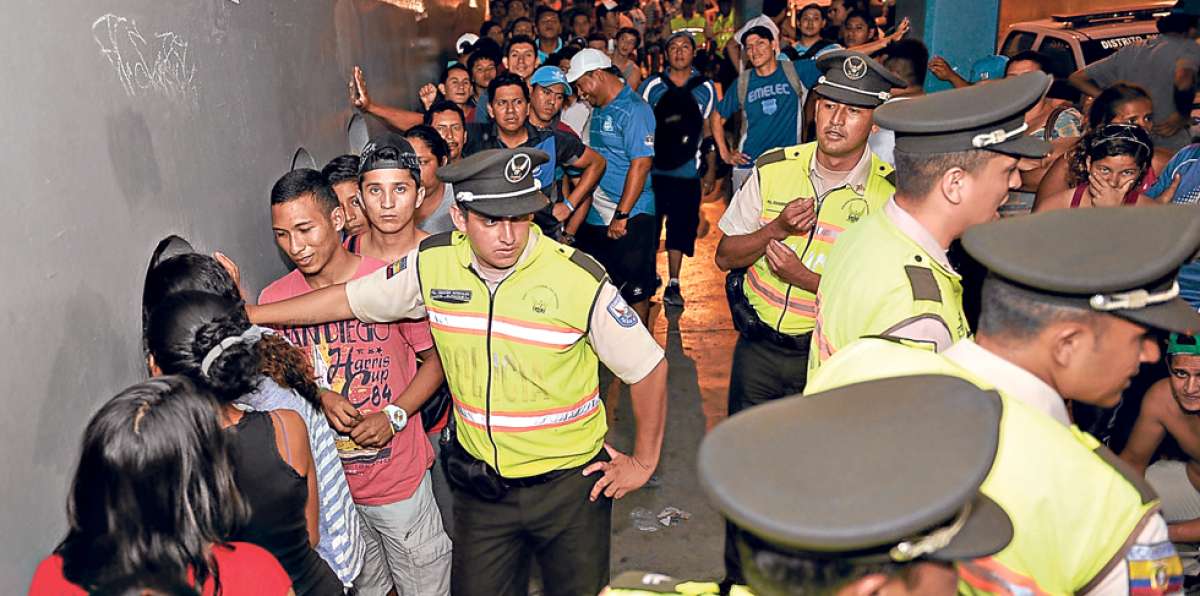 Personal policial resguarda las taquillas del estadio Capwell, donde desde ayer se venden las entradas. Foto: Karly Torres / El Tel&eacute;grafo.