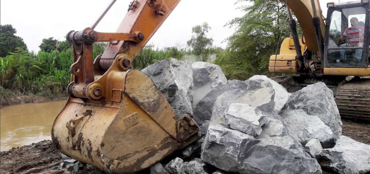 Prefectura trabaja en muro para mitigar rebose del r&iacute;o Bulubulu