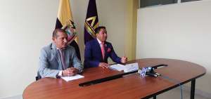 El alcalde del cant&oacute;n Chambo, Marcos Guaraca, (terno oscuro) socializ&oacute; la propuesta que la AME tiene lista para presentar a la Asamblea.