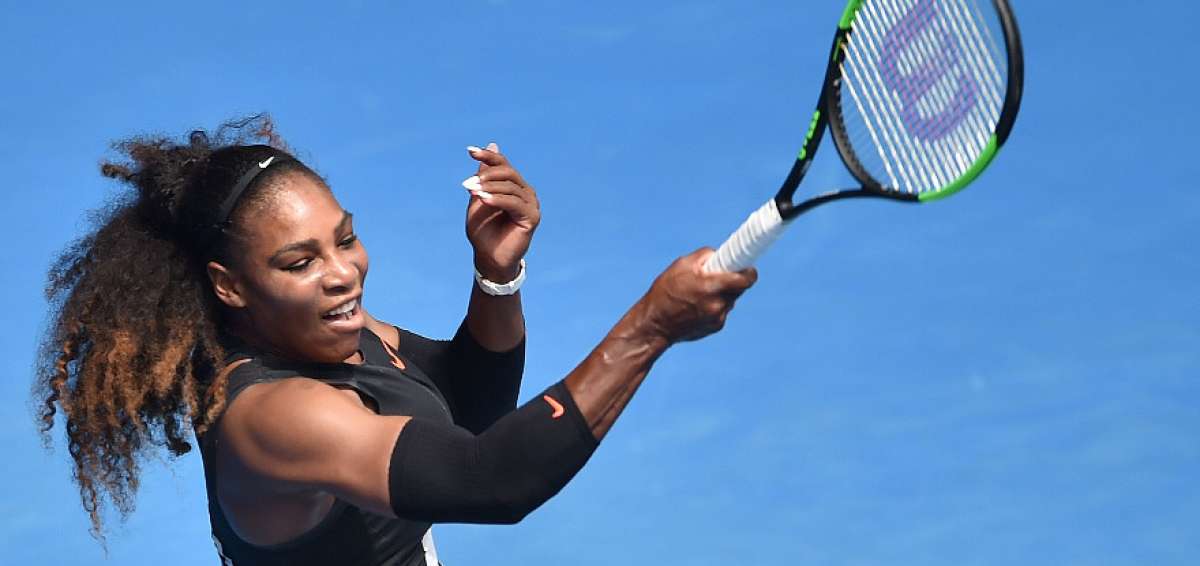 La tenista estadounidense Serena Williams en un partido ante la checa Barbora Strycova en partido de cuarta ronda del abierto de Australia.