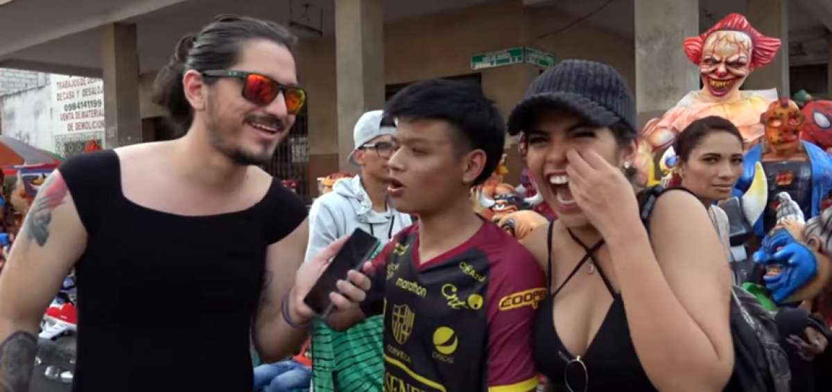 El youtuber Logan y Logan (I) hizo un programa para su canal disfrazado de viuda en la calle 6  de Marzo,