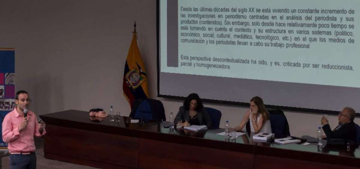 Mart&iacute;n Oller (izq) durante la exposici&oacute;n del libro en la Flacso.  