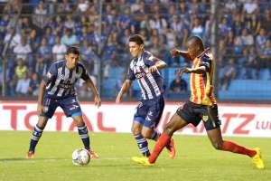 El paraguayo Fernando Gim&eacute;nez (centro) evade la marca de un zaguero colombiano y se perfila para rematar. Foto: Jos&eacute; Mor&aacute;n / El Tel&eacute;grafo.