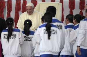 En discurso que no ley&oacute;, el Papa pide a j&oacute;venes "contagiar" la amistad de Jes&uacute;s en las redes sociales 