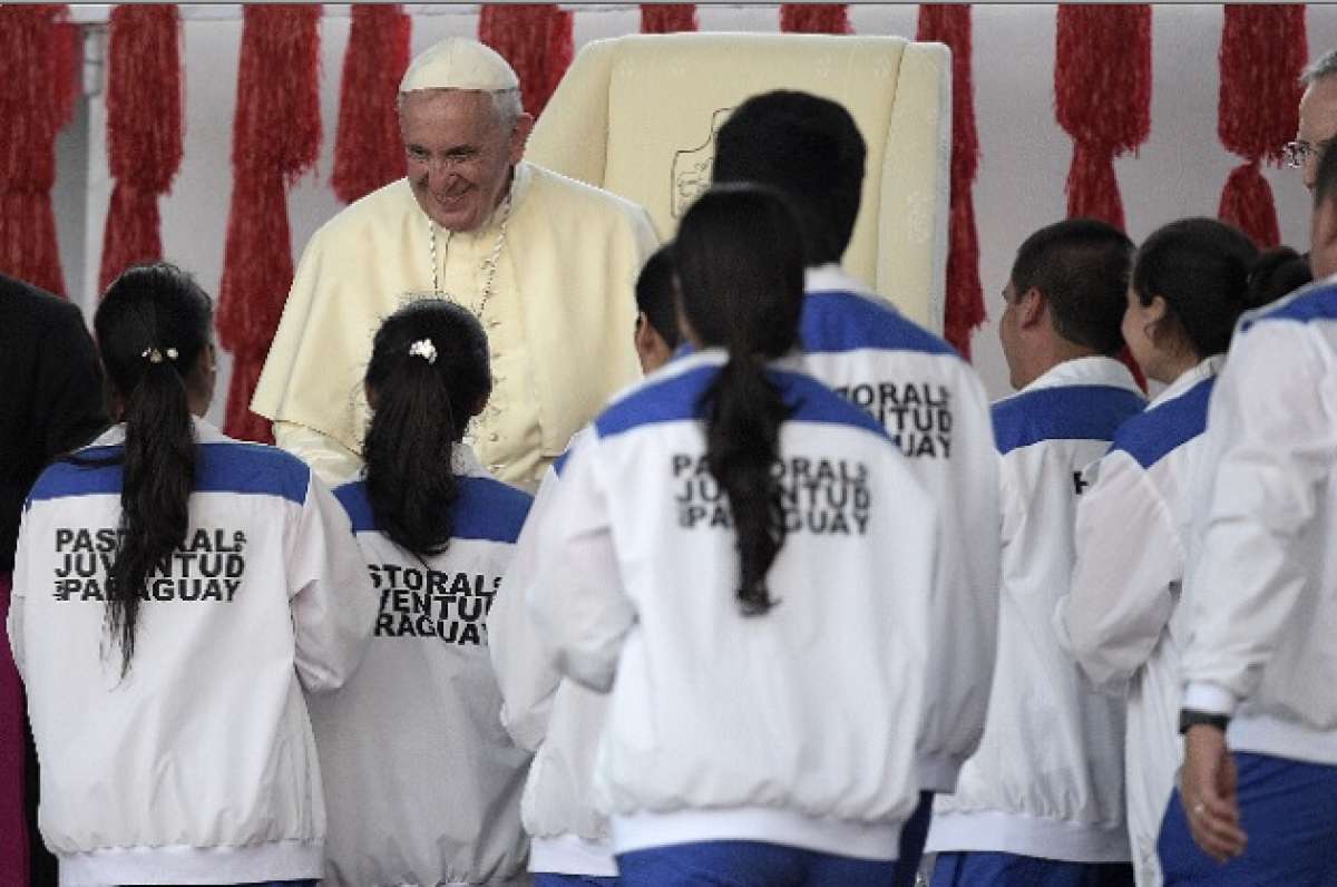 En discurso que no ley&oacute;, el Papa pide a j&oacute;venes "contagiar" la amistad de Jes&uacute;s en las redes sociales 