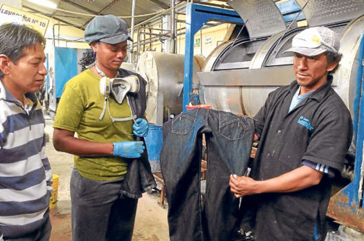 Trabajadores de la lavander&iacute;a Javtex muestran el proceso de tinturado de las prendas en tela jean. Foto: Jos&eacute; Miguel Castillo