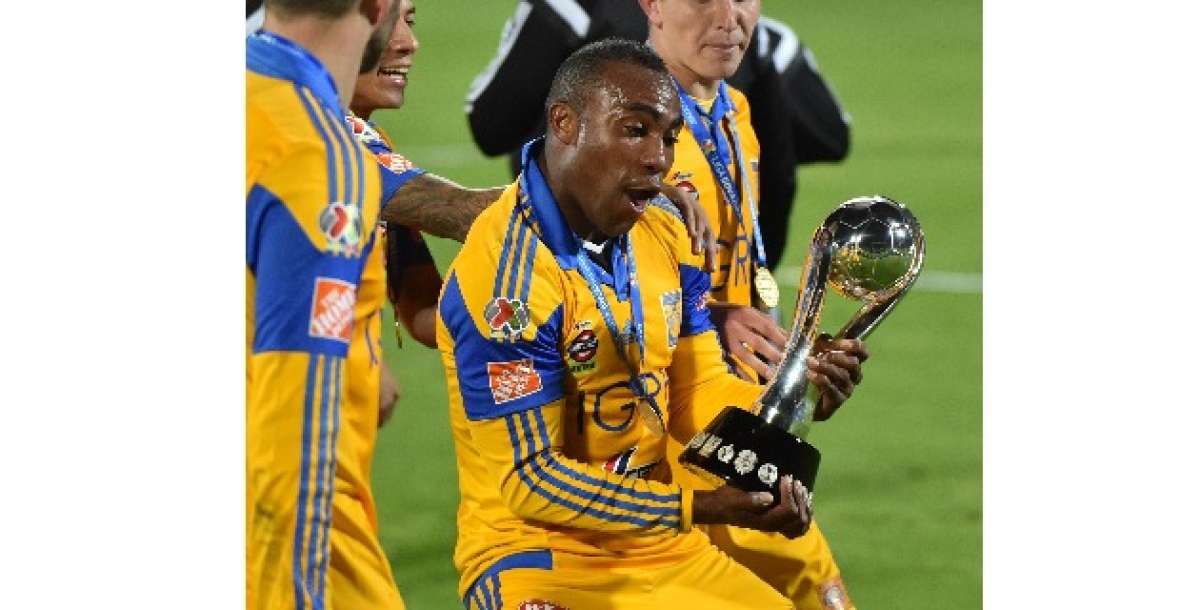 El delantero ecuatoriano, Joffre Guerr&oacute;n, festeja con el trofeo del campeonato mexicano. Foto: AFP 