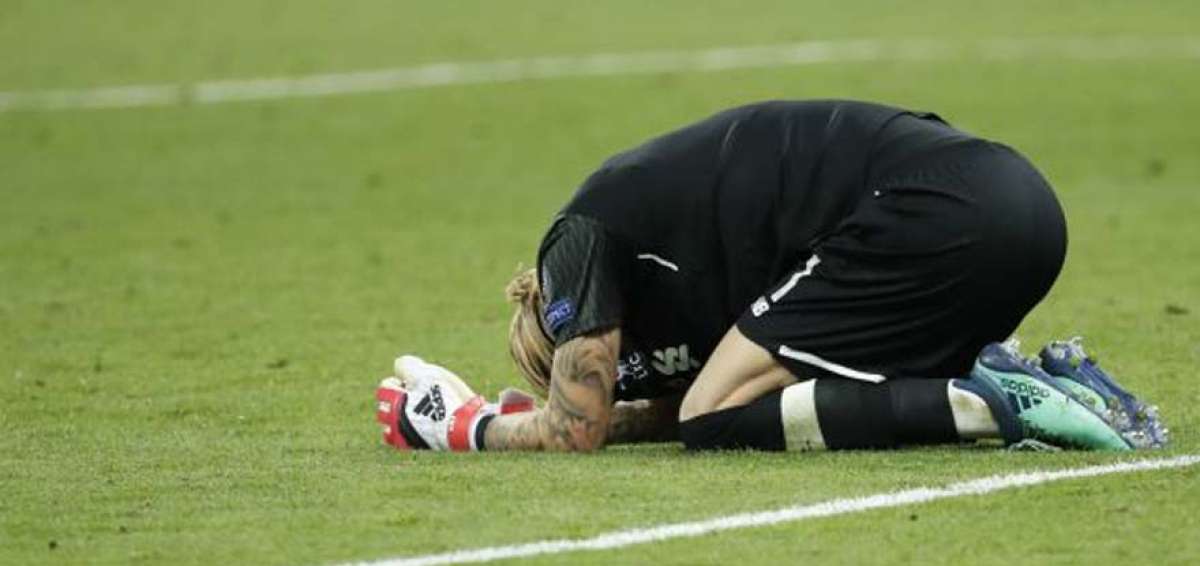 Amenazan de muerte en redes sociales al portero del Liverpool Karius
