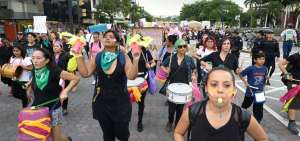 El colectivo femenino, con pancartas, march&oacute; por la Avenida 9 de Octubre (Guayaquil) en defensa de sus derechos. Mujeres polic&iacute;as vigilaron la caminata.