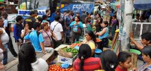 En Machala, 20 cuadras forman parte de un mercado, lo cual genera insalubridad y caos vehicular.