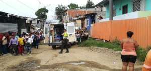 Personal del Departamento de Criminal&iacute;stica en la escena del asesinato.