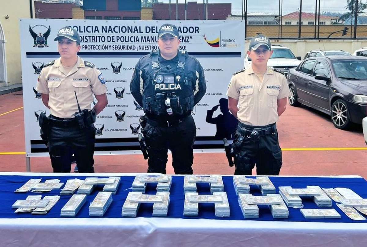 Policía localizó una funda con una gran cantidad de dólares falsos en Quito