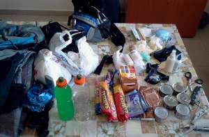 Alimentos no perecibles, cobijas y un botiqu&iacute;n deben incluirse en la maleta de emergencia.
