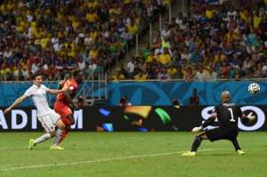 El delantero Romelu Lukaku (c) marc&oacute; el segundo gol de B&eacute;lgica, ante el golero de Estados Unidos, Tim Howard. Foto: AFP