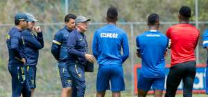 El entrenador Jorge C&eacute;lico (c) conversa con los convocados durante el entrenamiento de este lunes 11 de noviembre de 2019 en Quito.