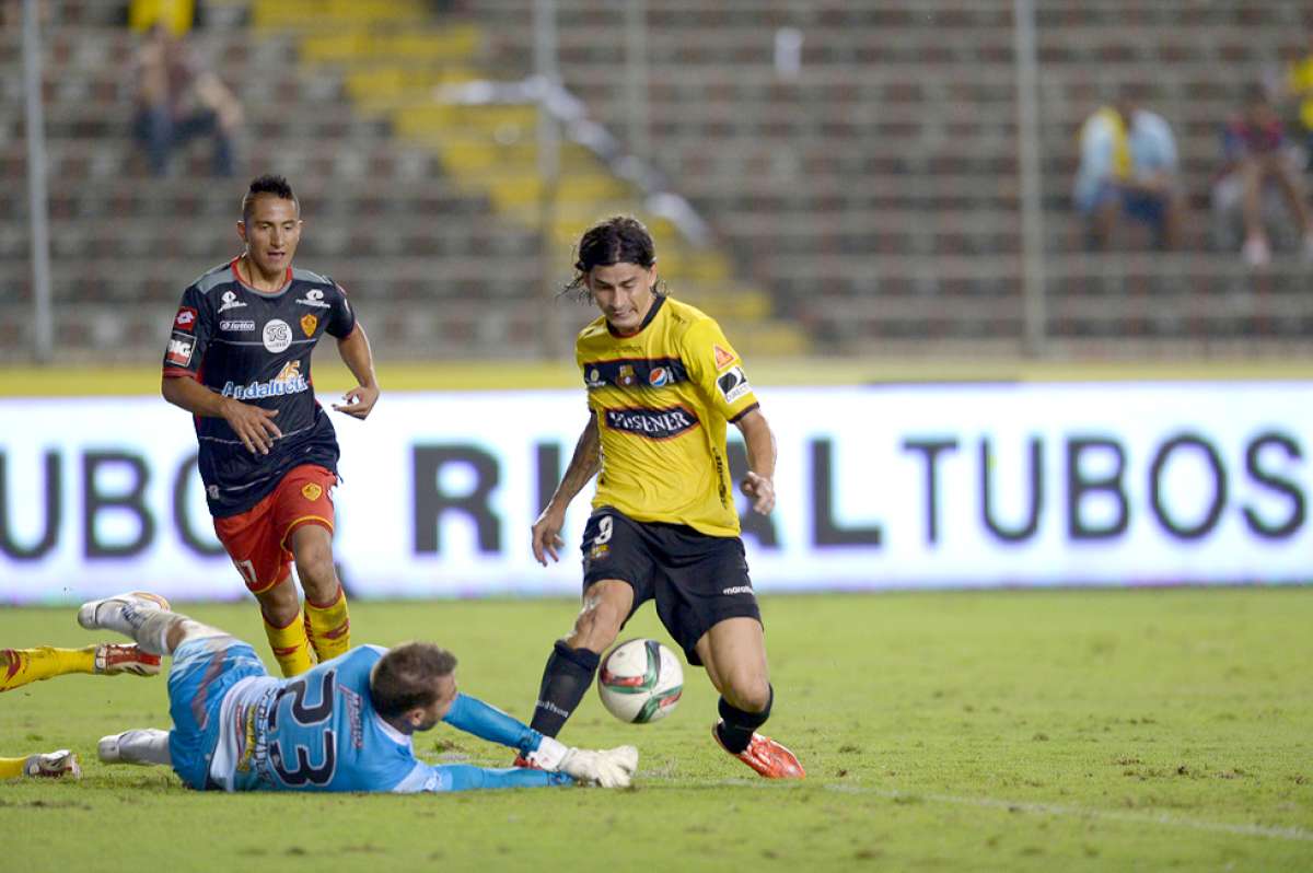 Ismael Blanco (d) intenta dominar el bal&oacute;n frente a Sebasti&aacute;n Bl&aacute;zquez (c). Omar Pilataxi sigue la jugada. Foto: Miguel Castro / El Tel&eacute;grafo 