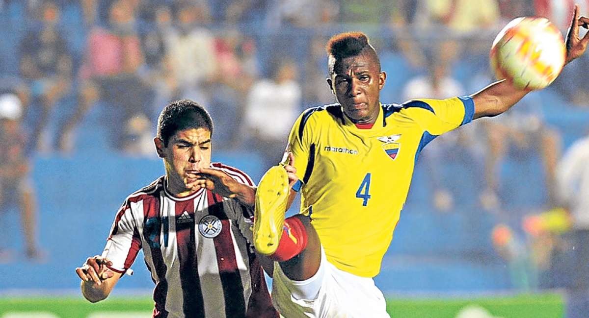 Francisco Obando de Ecuador pelea la pelota ante un jugador paraguayo, durante el &uacute;ltimo encuentro de la &lsquo;Tri&rsquo;, el pasado lunes. El resultado fue 2-2. Foto: AFP